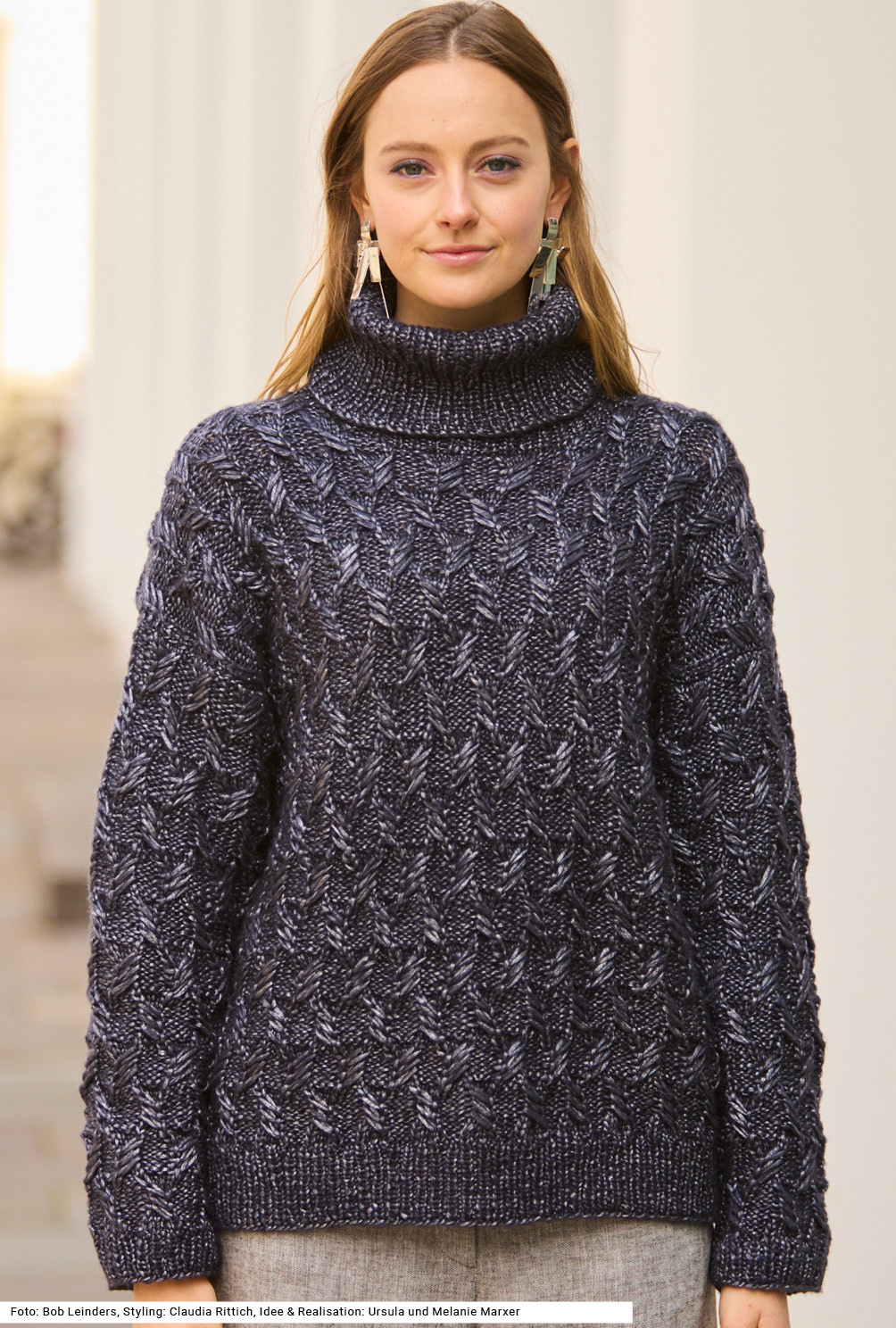 Modellansicht Bild 2: Pullover mit Zopfmuster