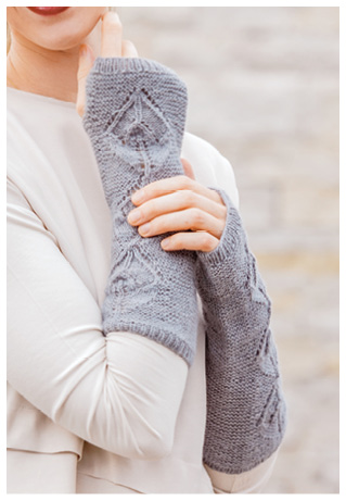 Modellansicht Bild 2: Strickset in Grau aus Armstulpen, Umhängetasche und Dreieckstuch