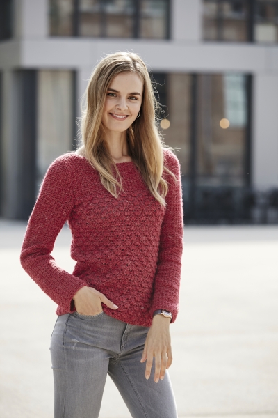Modischer roter Strickpullover in meliertem Muster, klassischer Schnitt, DIY-Charme.