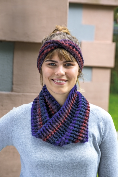 Modischer, handgestrickter Loop und Stirnband in Lila, Rot, Blau mit Streifenmuster. Perfekt für den Herbst.