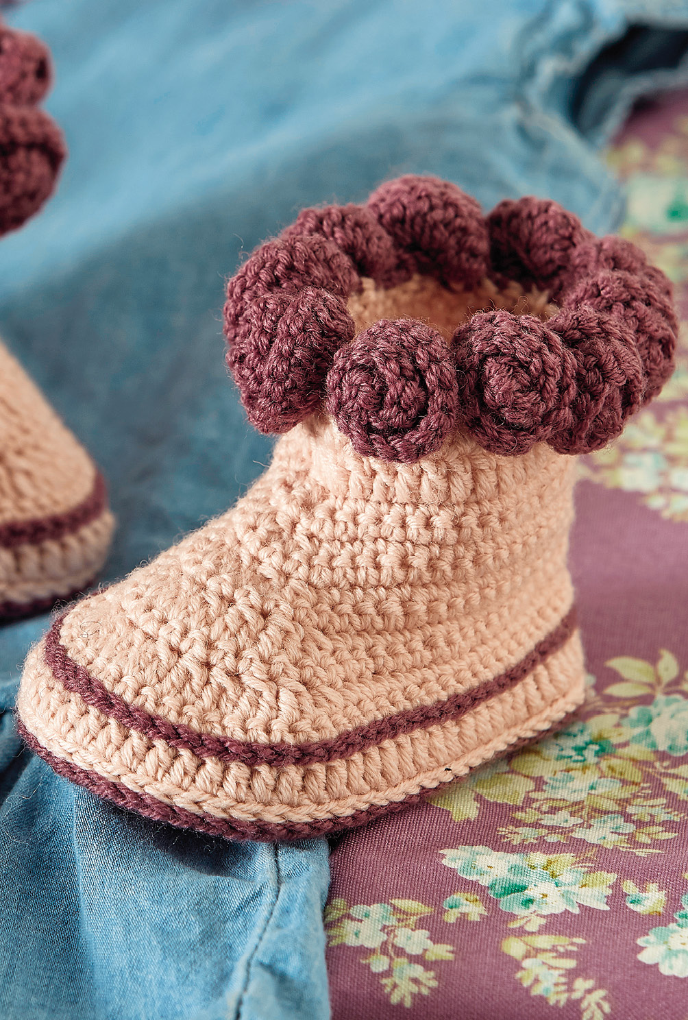 Gehäkelte Babystiefelchen in Rosa und Beere