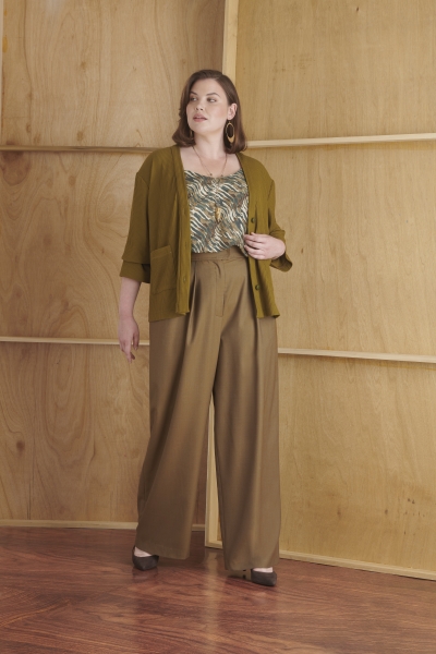 Modisch: olivgrüne Jacke, gemustertes Top, weite braune Hose. Zeitloser Schnitt, harmonische, herbstliche Farben.