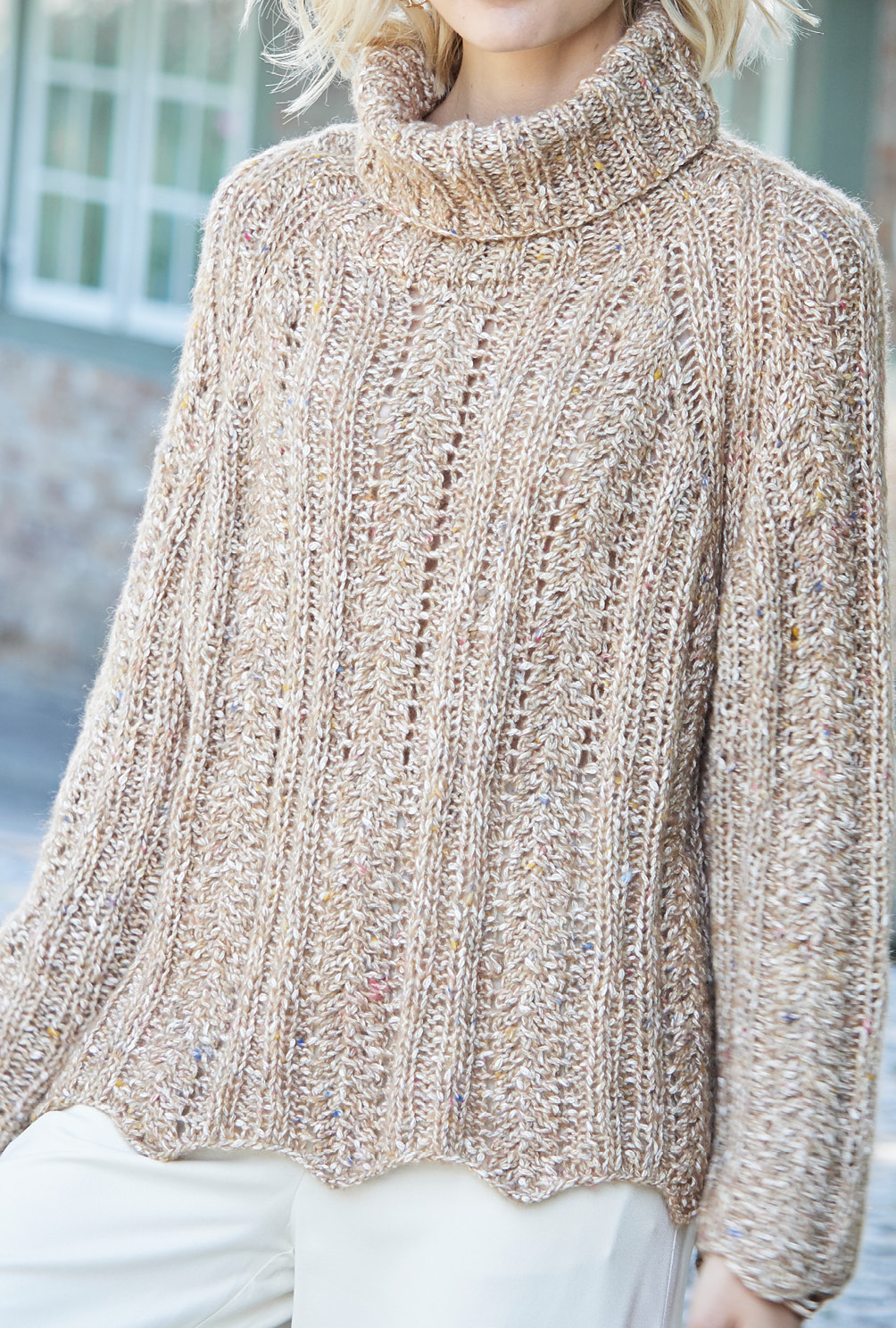 Modellansicht Bild 8: Pulli im Wellenmuster in Karamellbeige