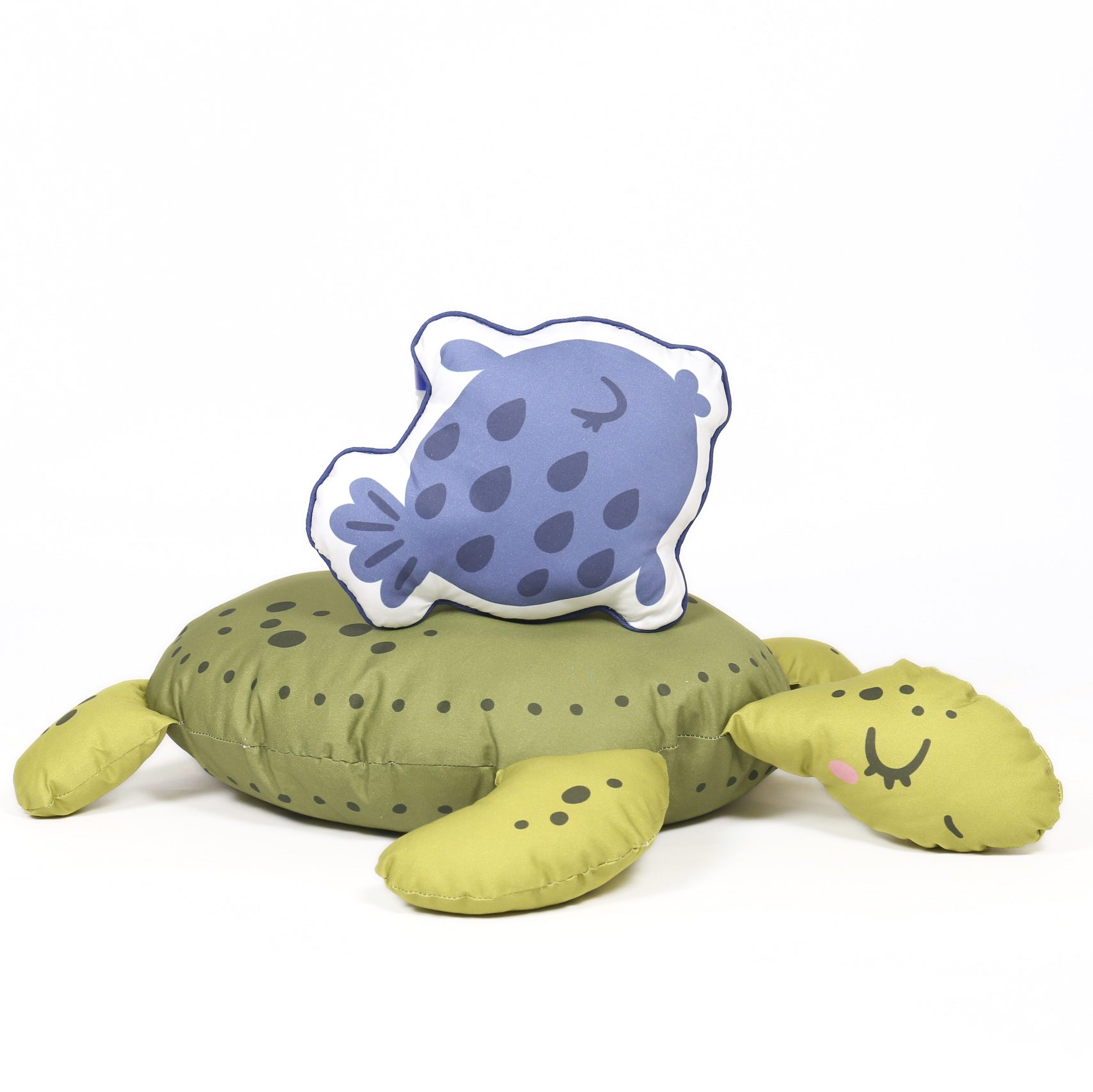 DIY-Stil: Olivgrün gepunktete Schildkröte mit blauem Fisch-Kissen. Handgemacht, verspielt und weich.