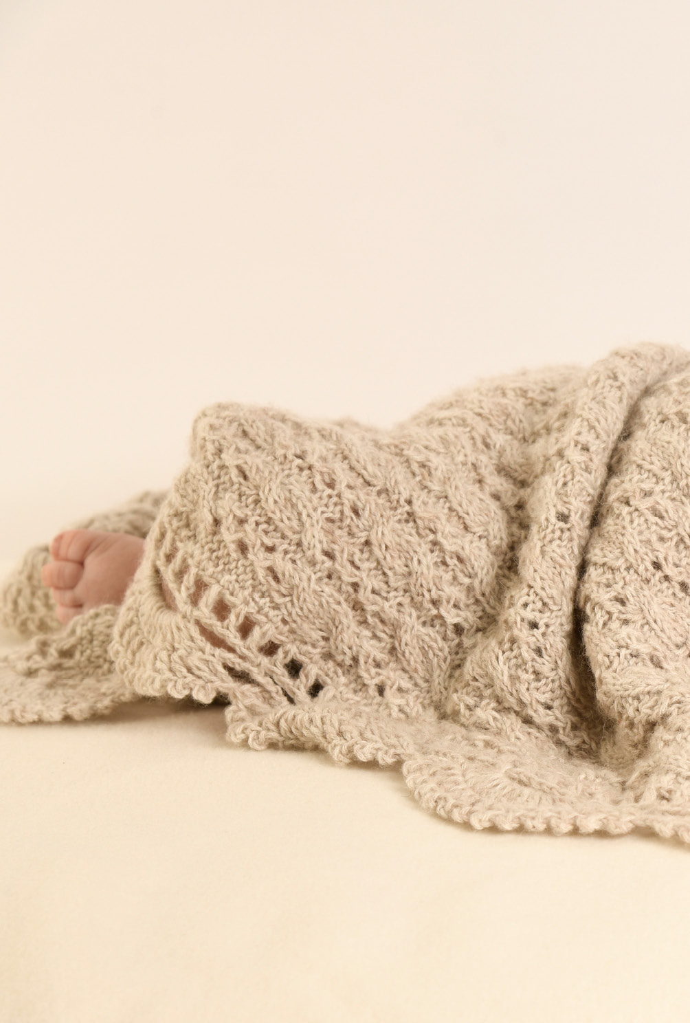 Strick-Set aus Decke und Kissen fürs Baby in Beige