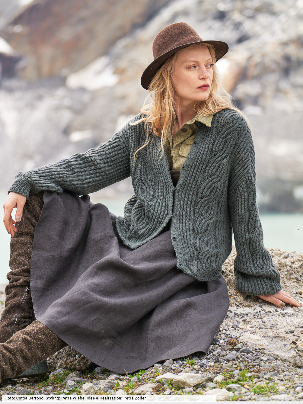 Modellansicht Bild 1: Patenmuster-Jacke mit Zöpfen