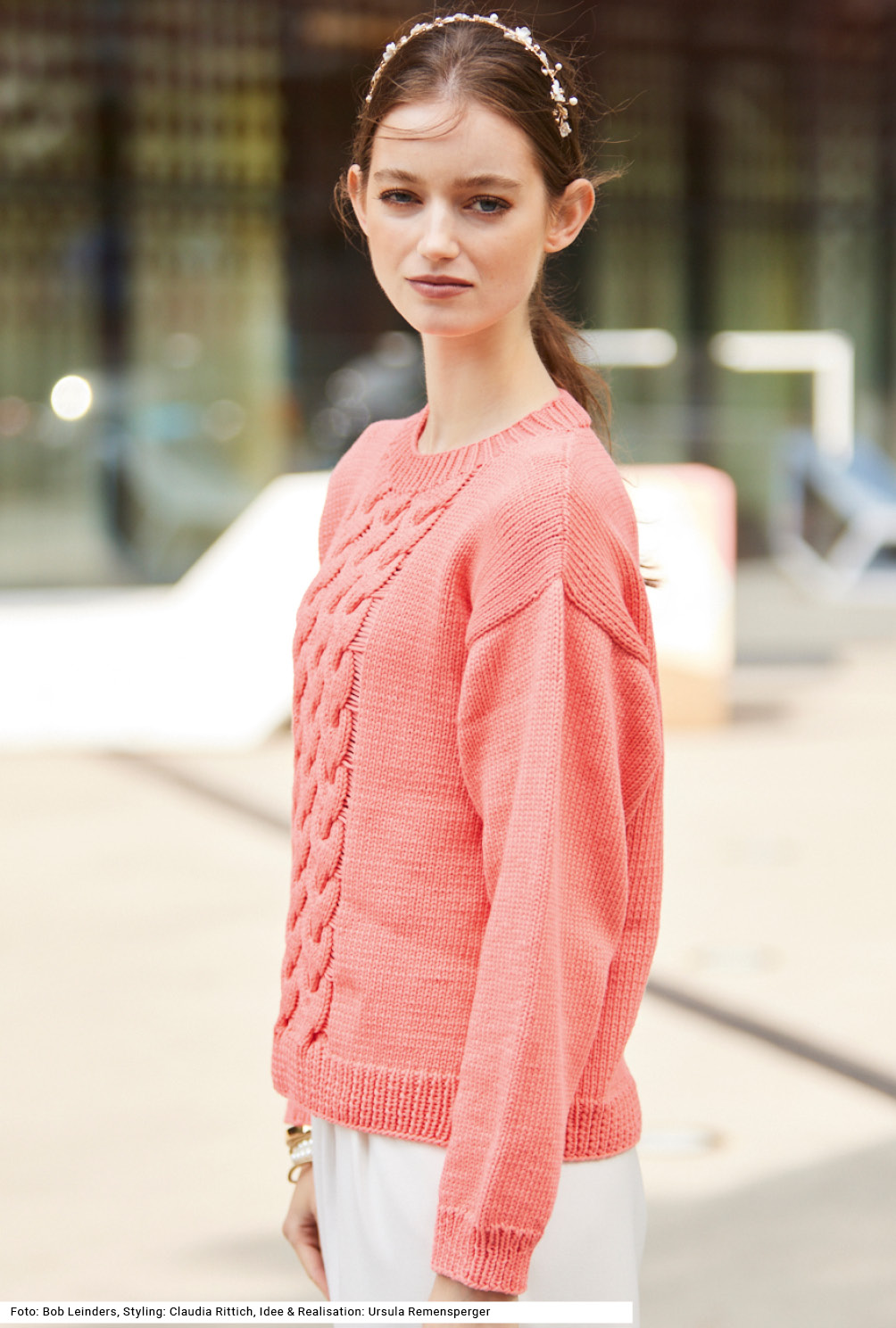 Modellansicht Bild 3: Pulli mit Zöpfen und Fallmaschen in Korallenrot