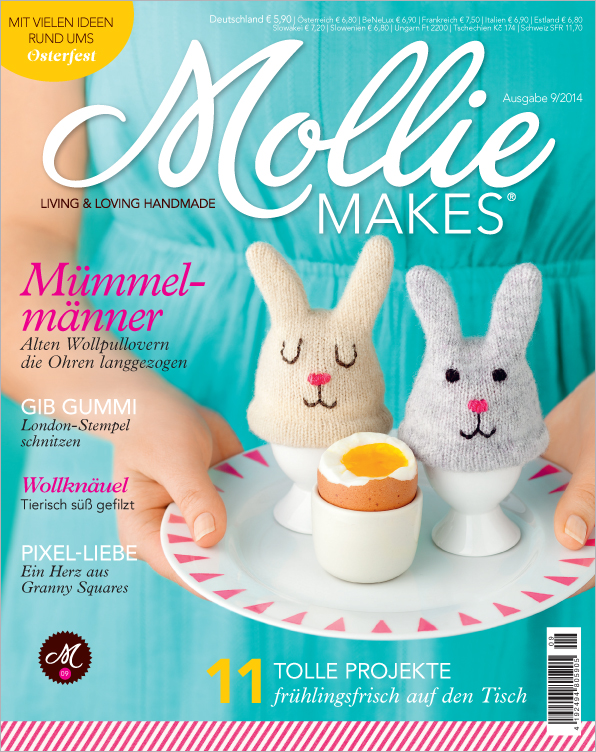 Handgestrickte Hasenmützen in Beige und Grau, modisch und verspielt auf Eierbechern, perfekter DIY-Osterlook.