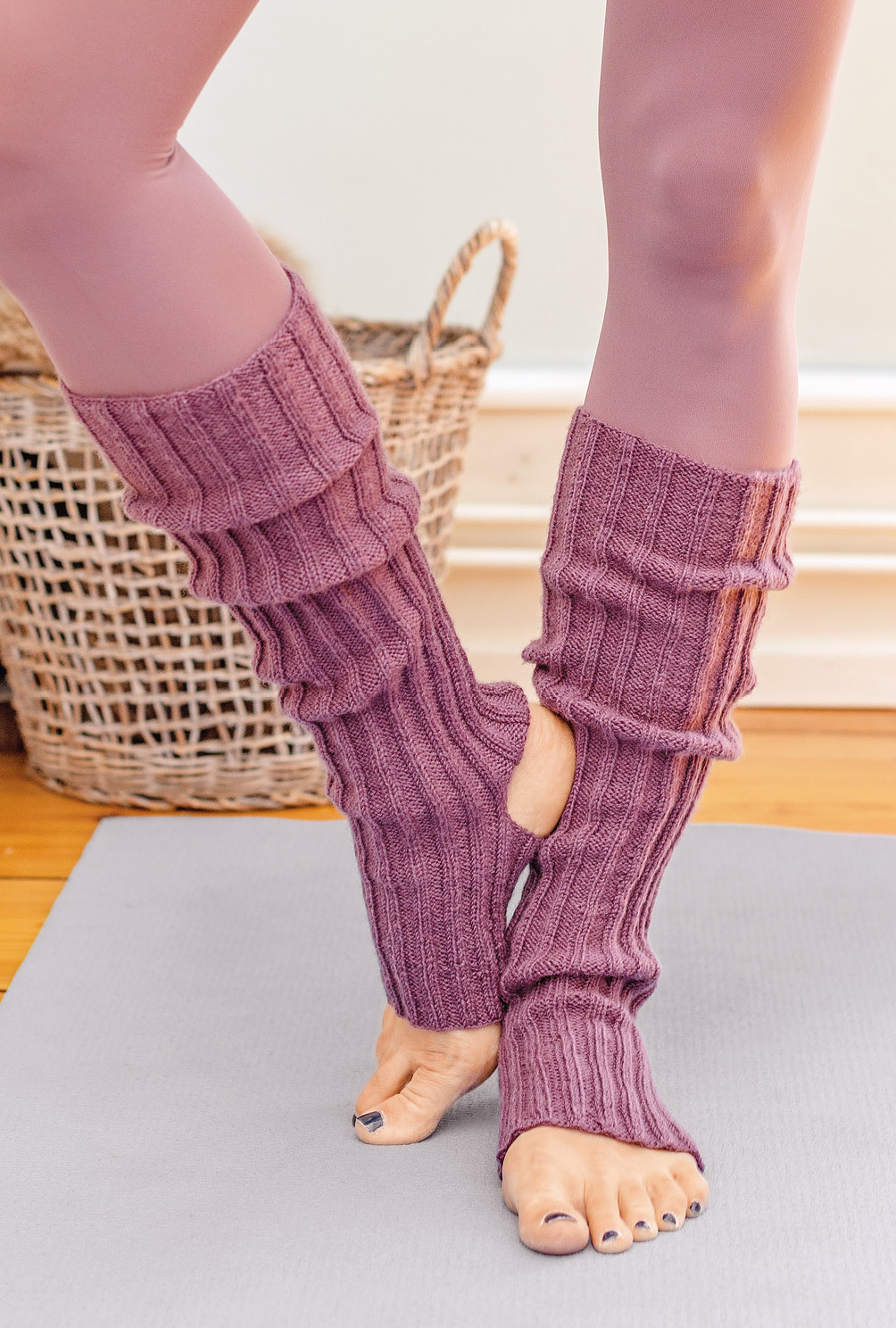 Gestrickte Yoga-Socken in Rosé