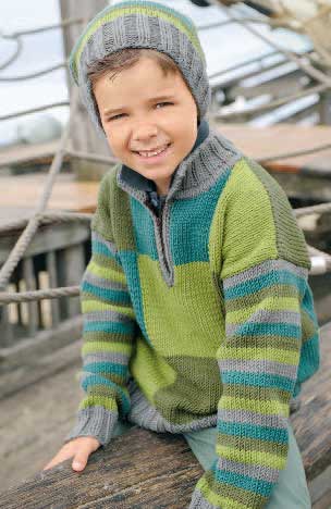 Grün-blau gestreiftes, handgemachtes Strickensemble; modisch, vielseitig mit Kapuze. DIY-Charme.