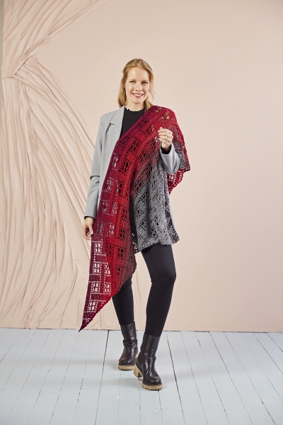 Grauer Mantel, schwarzes Outfit, roter und grauer handgemachter Schal als Hingucker. Elegant, trendig, diy.