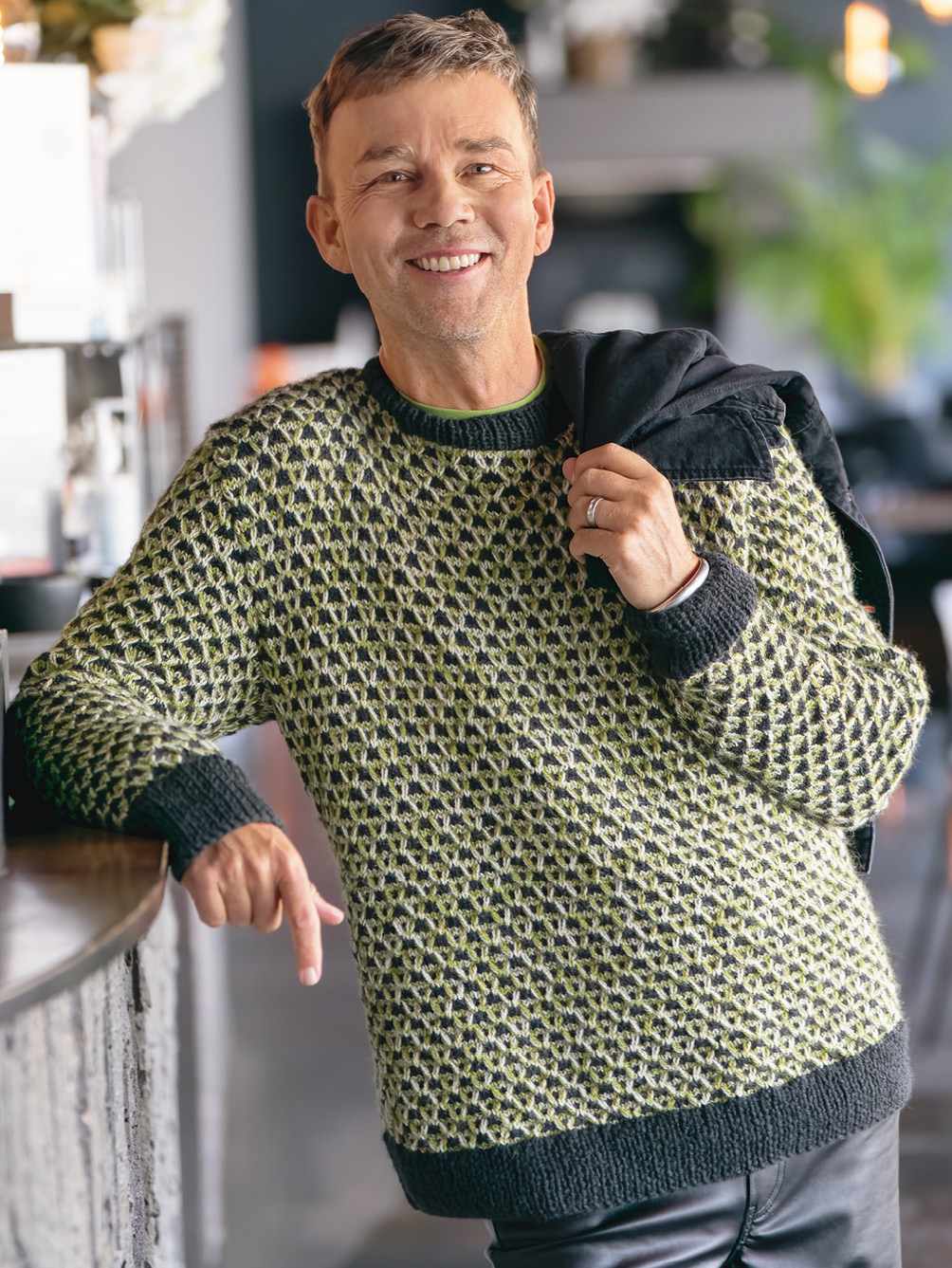 Modellansicht Bild 1: Herrenpulli im Hebemaschenmuster