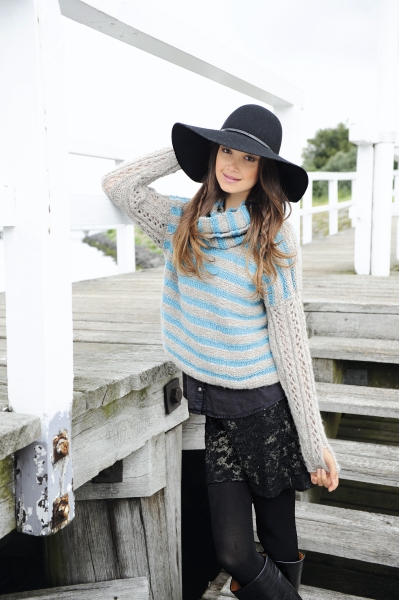 Modischer gestrickter Pullover, himmelblau-grau gestreift, mit grobem Zopfmuster. Weicher DIY-Look.