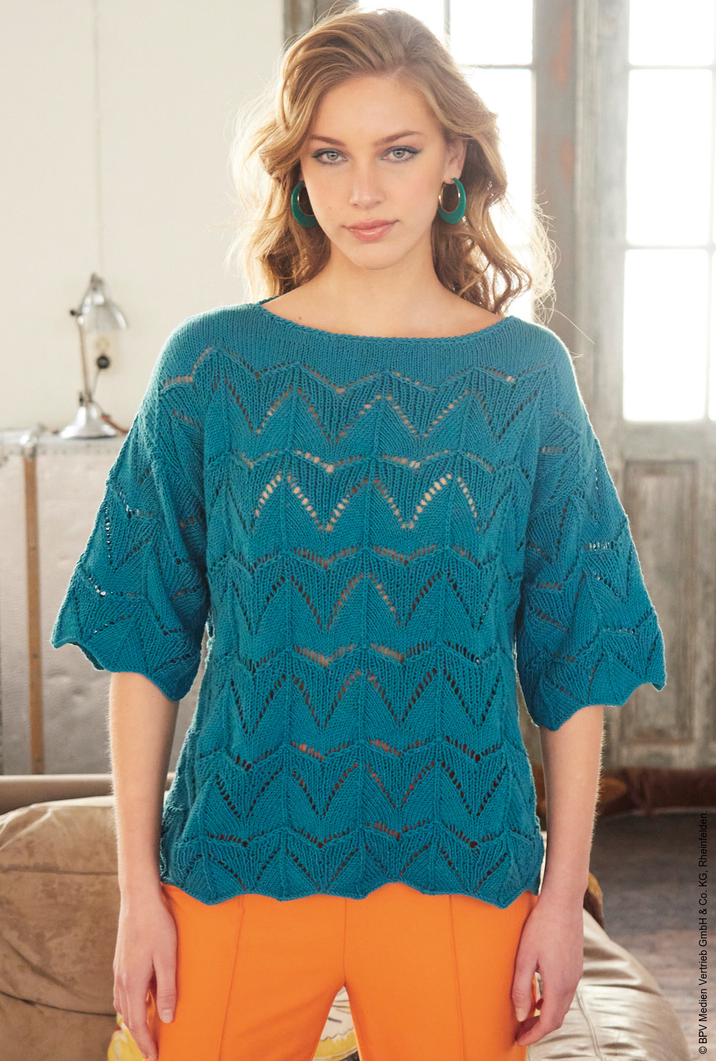 Modellansicht Bild 2: Pulli mit Zackenmuster in Petrol