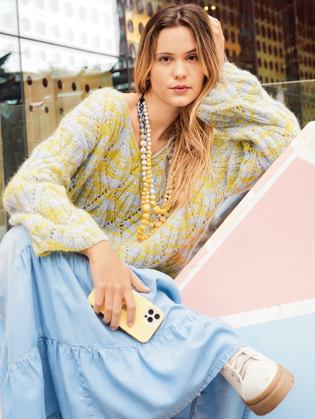 Modellansicht Bild 1: Pullover im Rautenmuster in gelbgrün-hellblauem Farbverlauf