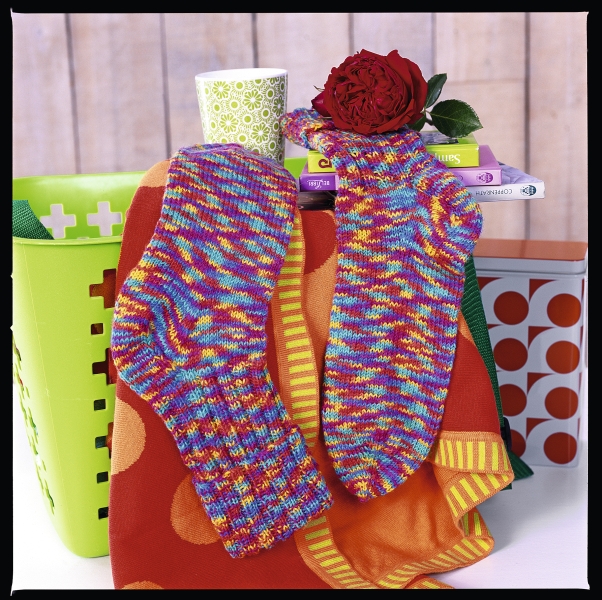 Handgestrickte, bunte Socken mit lebhaftem Farbverlauf. Auffällig gestrickt, ideal für DIY-Liebhaber.