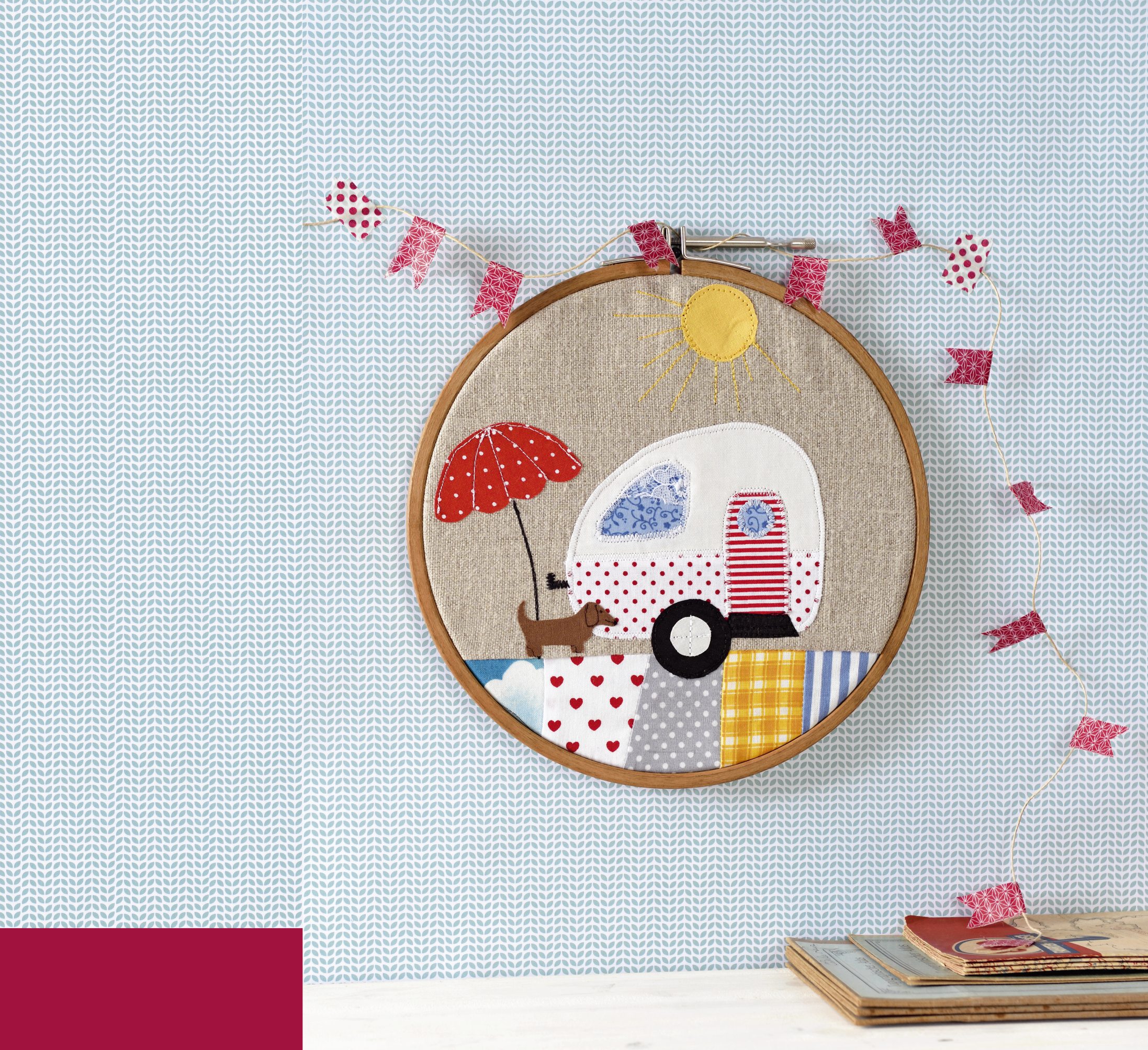 Liebevoll handgestickt mit bunten Patchwork-Mustern: Herzchen, Streifen, Sonnenschirm. DIY, handgefertigt.