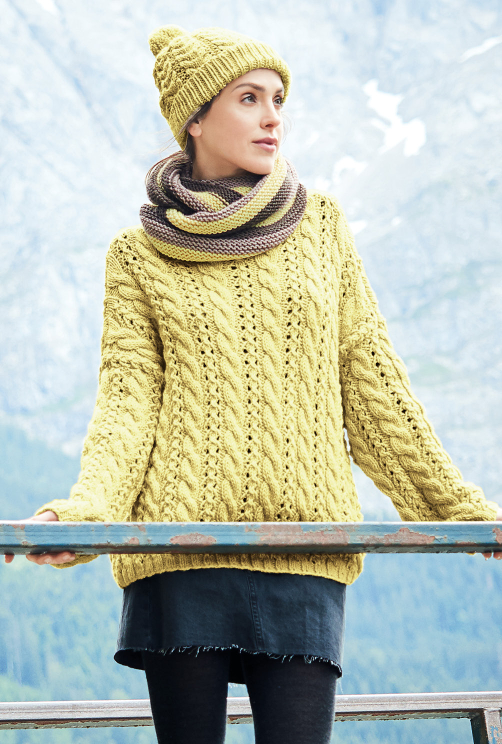 Oversize-Pulli in Limette und Mütze in Limone mit Zopfmuster und Loop in Mittelbraun und Limone in kraus rechts