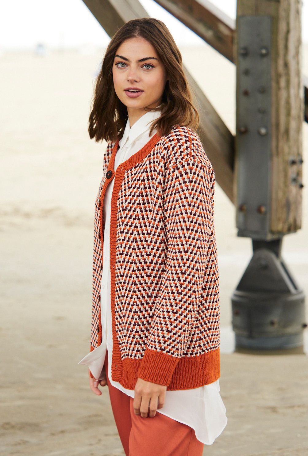 Modellansicht Bild 3: Jacke mit Hebemaschenmuster in Terracotta, Natur und Bordeaux