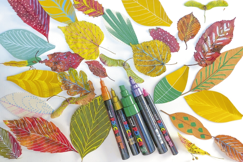 Bunte Blätter bemalt mit lebendigen Mustern; DIY-Kunst mit kraftvollen Farben und einzigartigem Design.