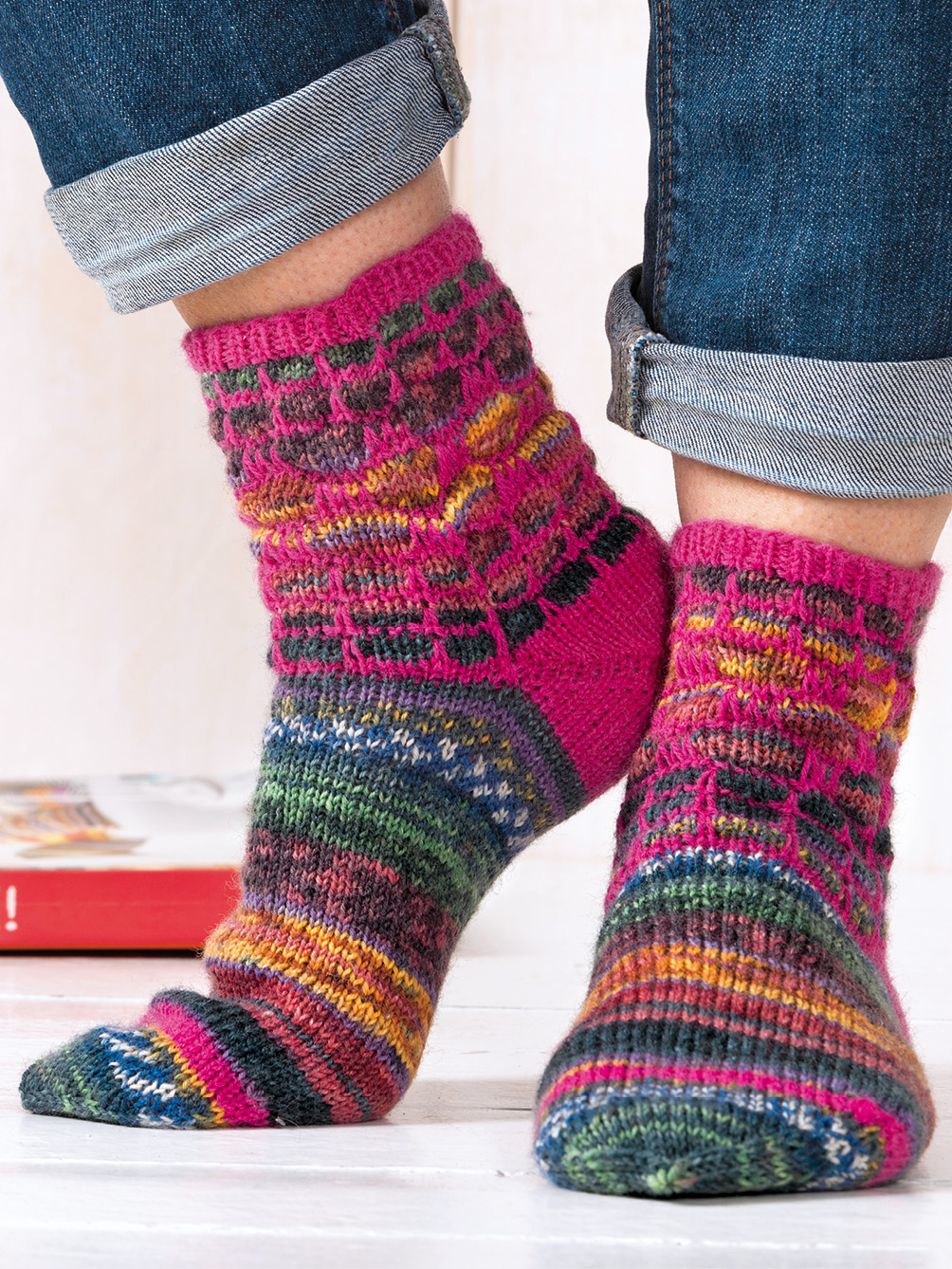 Bunte Socken mit Hebemaschen in Pink