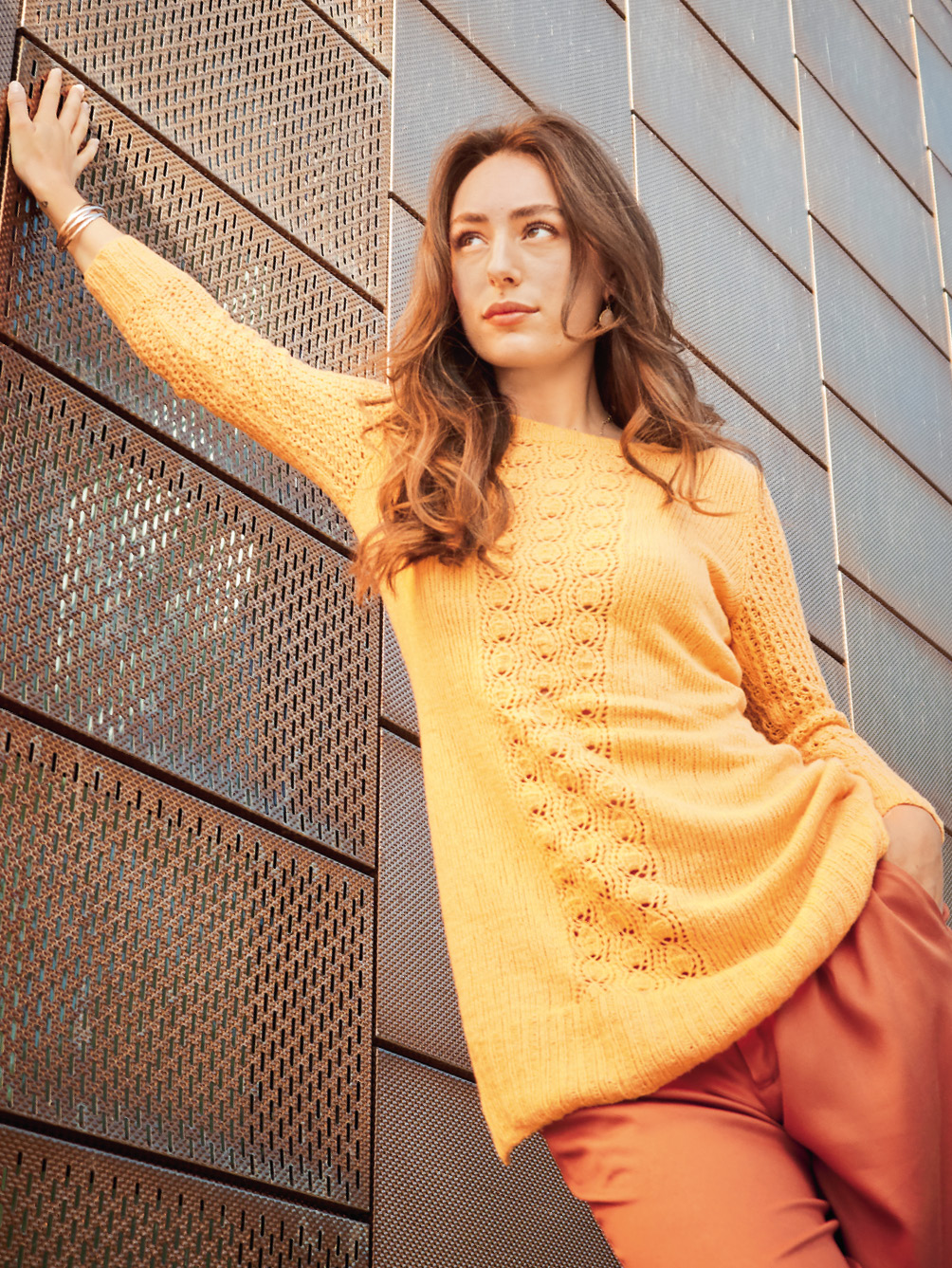 Modellansicht Bild 1: Taillierter Longpulli in Orange