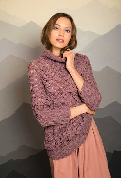 Modischer lila Strickpulli, handgemacht mit Lochmuster und Rollkragen. Weites Design für lässigen Look.