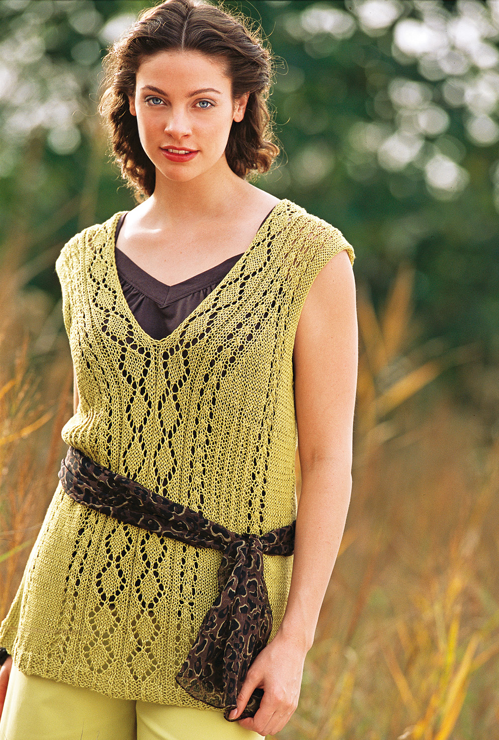 Modellansicht Bild 2: Kiwigrünes hüftlanges Top mit Ajourmuster