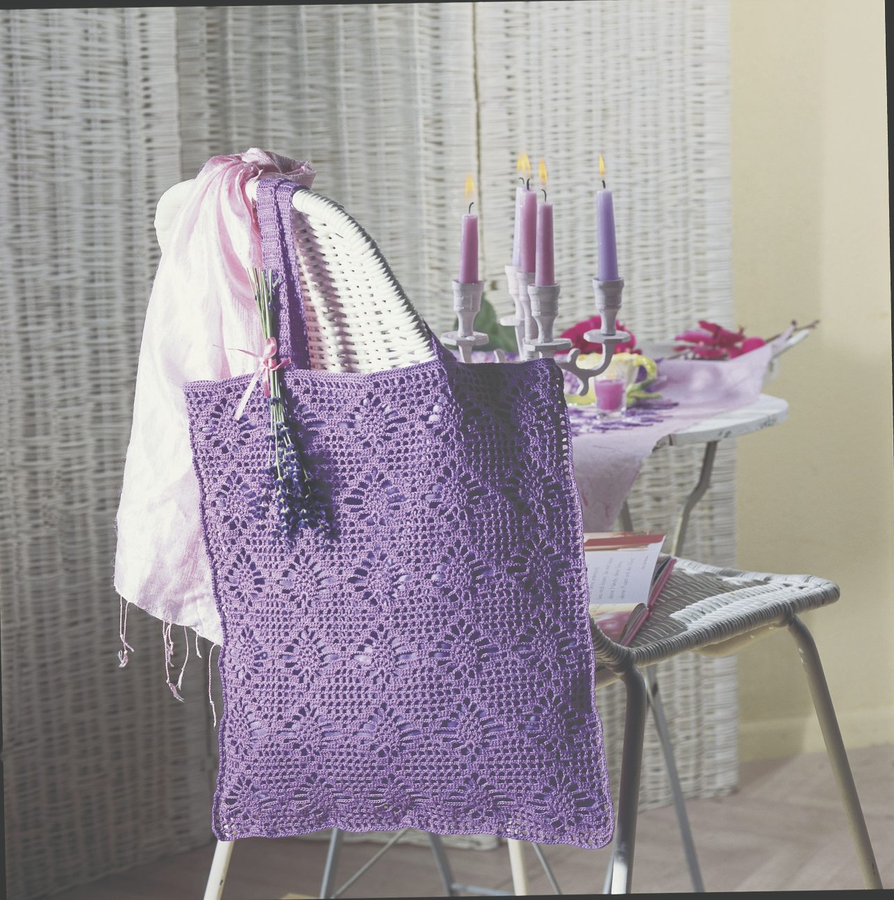 Selbstgemachte, lila Tasche. Häkelmuster floral; modisch, einzigartig, handarbeit.