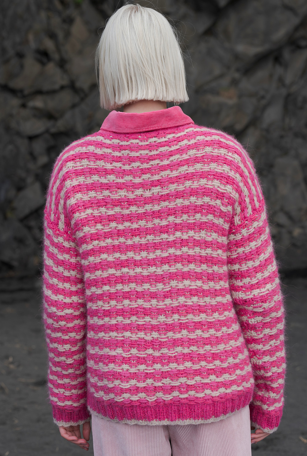 Modellansicht Bild 5: Zweifarbiger Hebemaschenpulli