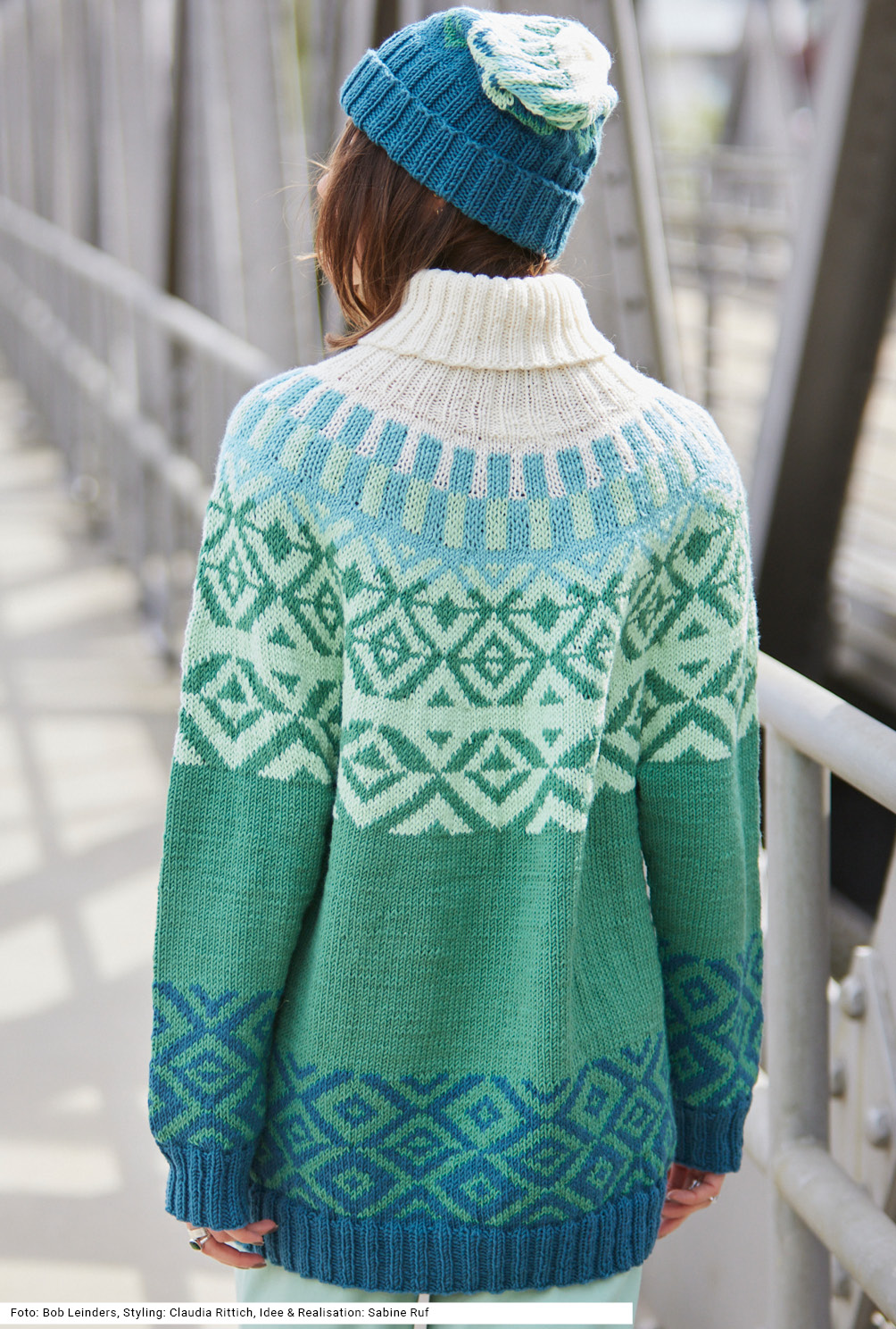 Modellansicht Bild 5: Rollkragenpulli und Mütze mit Jacquardmuster in Petrol, Grün, Ecru und Mint