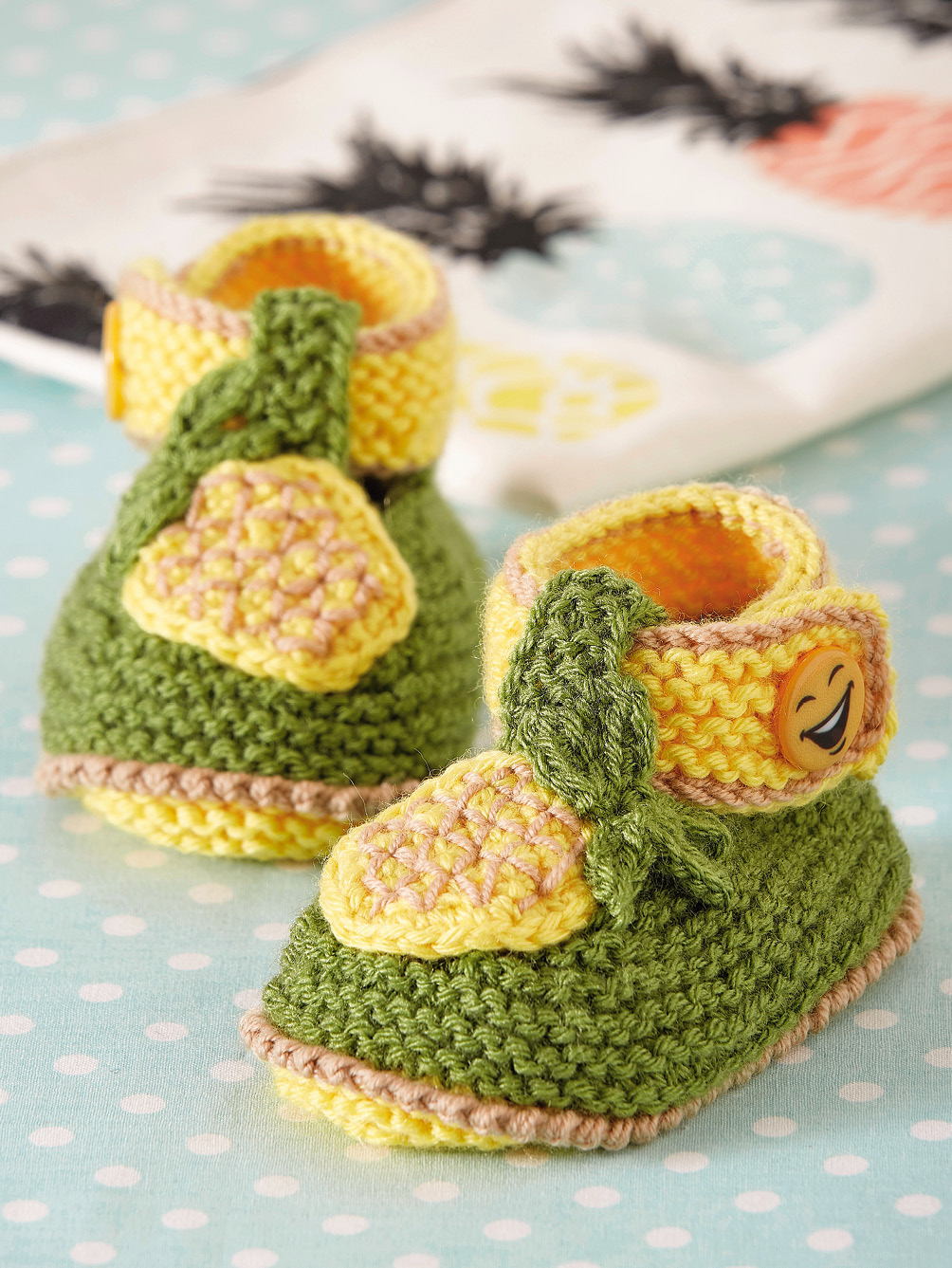Babyschühchen in Grün-Gelb mit fruchtiger Ananas Modellansicht Bild 1: Babyschühchen in Grün-Gelb mit fruchtiger Ananas