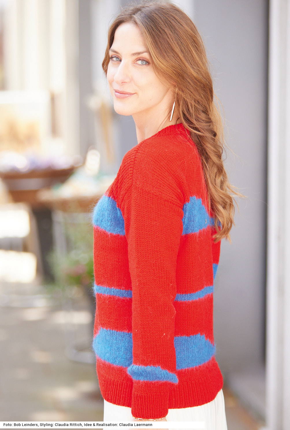 Modellansicht Bild 4: Flauschiger Pullover mit Intarsien-Streifen