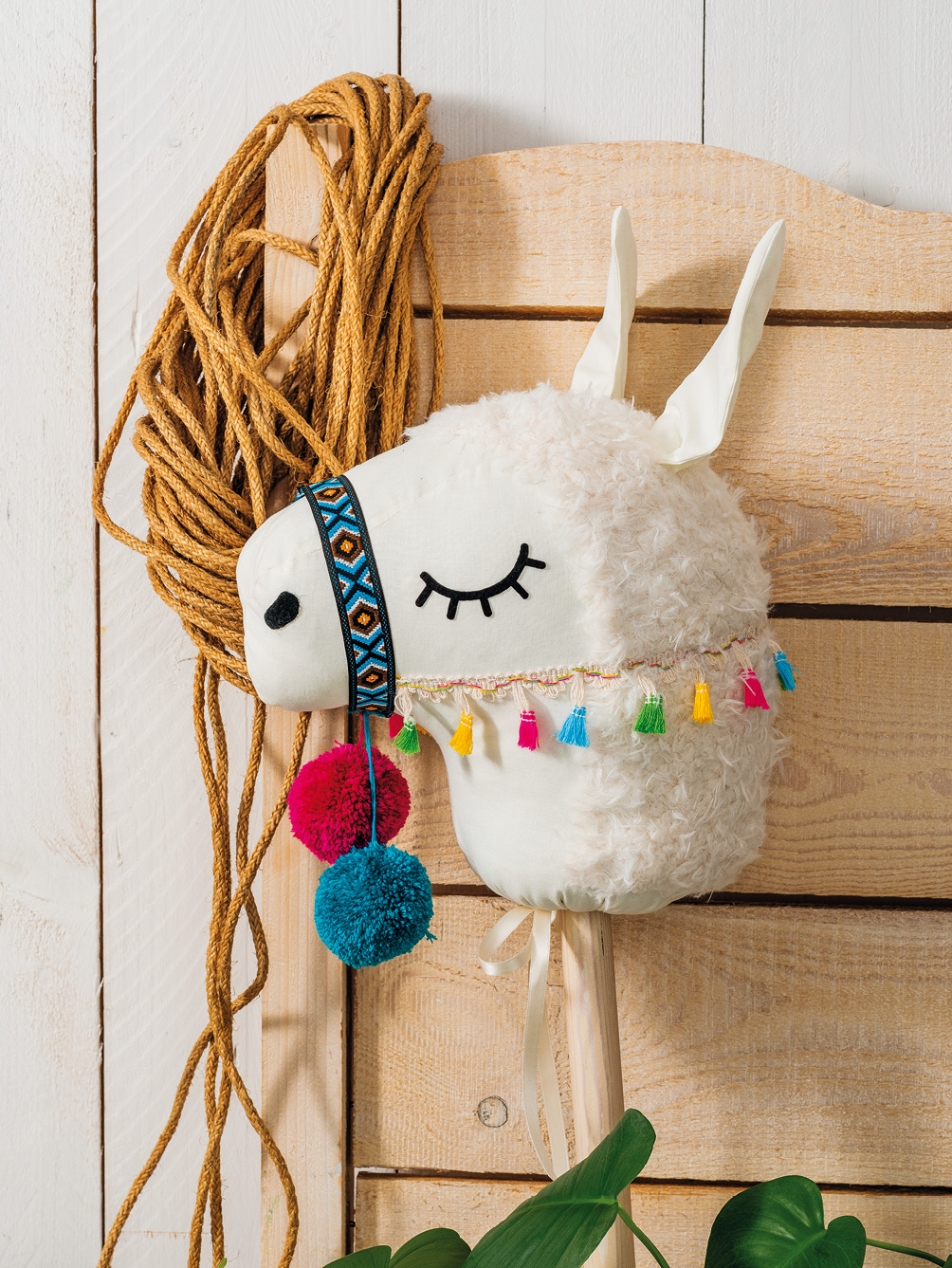 Lama-Steckenpferd aus Plüschstoff am Holzstab Modellansicht Bild 1: Lama-Steckenpferd aus Plüschstoff am Holzstab