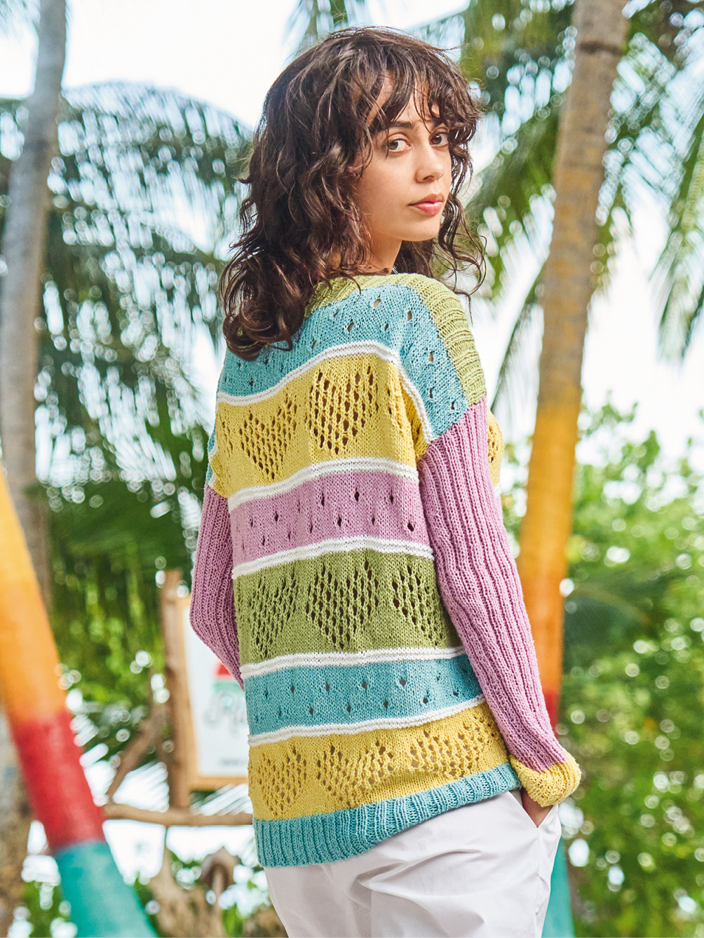 Modellansicht Bild 1: Romantischer Pulli mit Lochmuster-Herzen