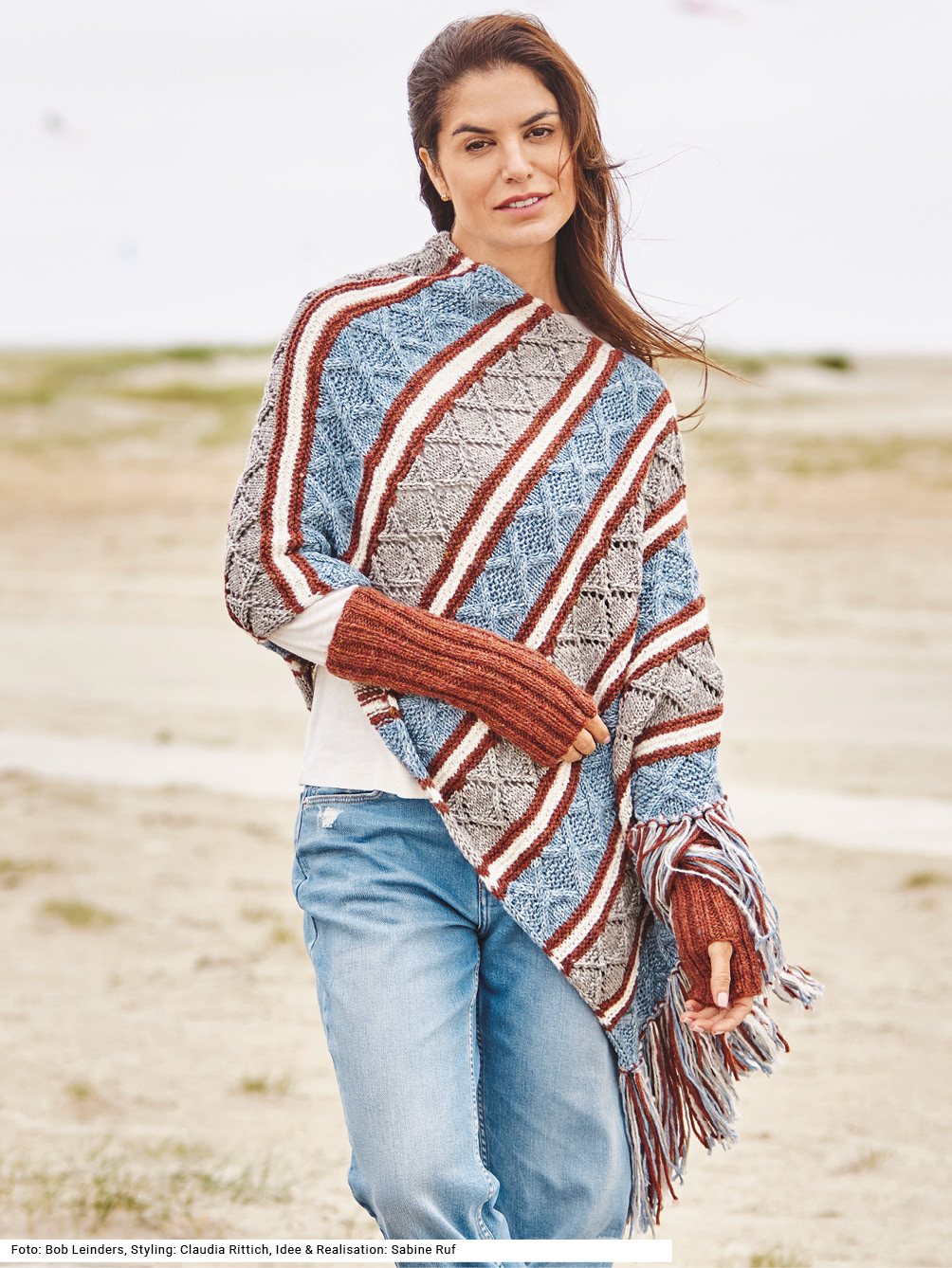 Modellansicht Bild 1: Lässiges Set aus Poncho und Armstulpen