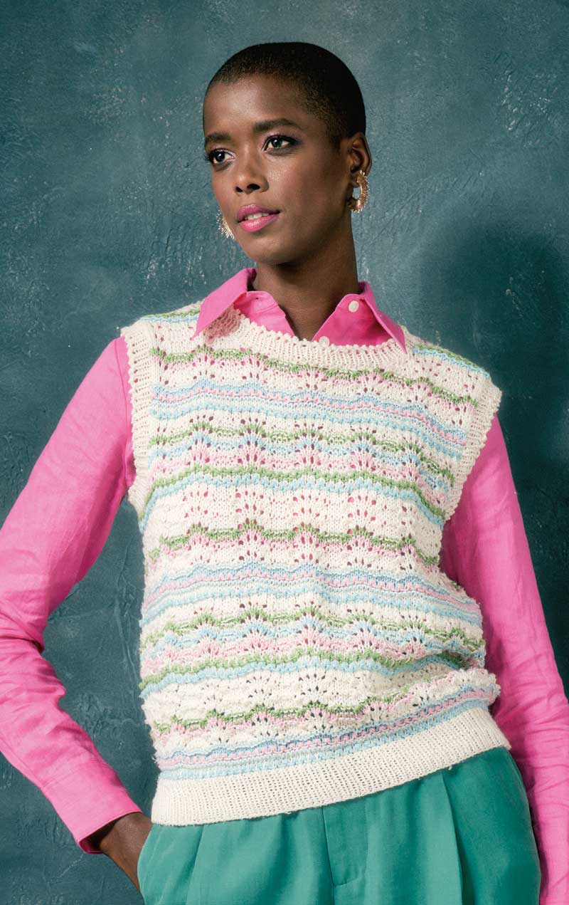 Selbstgemachter, pastellfarbener, gestrickter Pullover über pinkem Hemd; handarbeit, vintage, vielseitig.