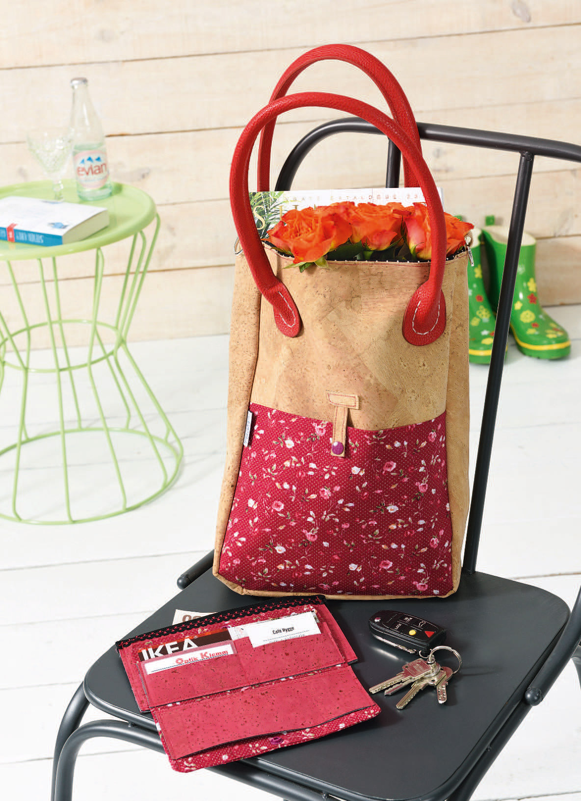 Stilvolle, handgemachte Tasche aus Kork und rotem Blumenstoff mit roten Griffen und passendem Geldbeutel.