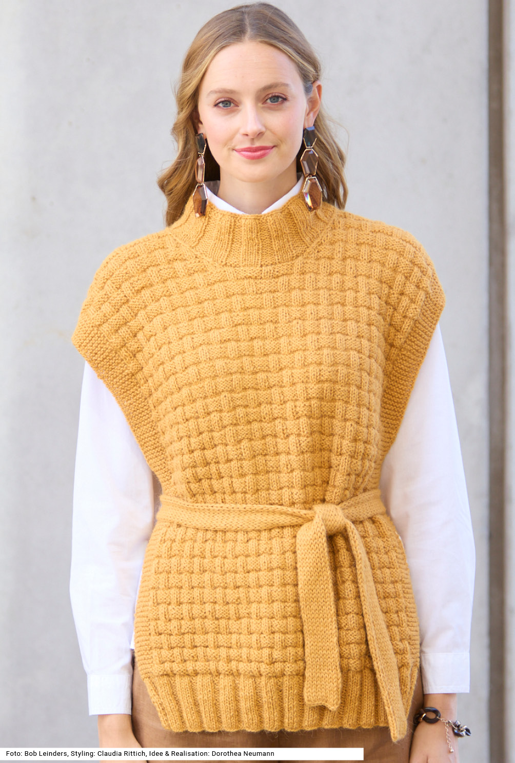 Modellansicht Bild 2: Pullunder mit Gürtel
