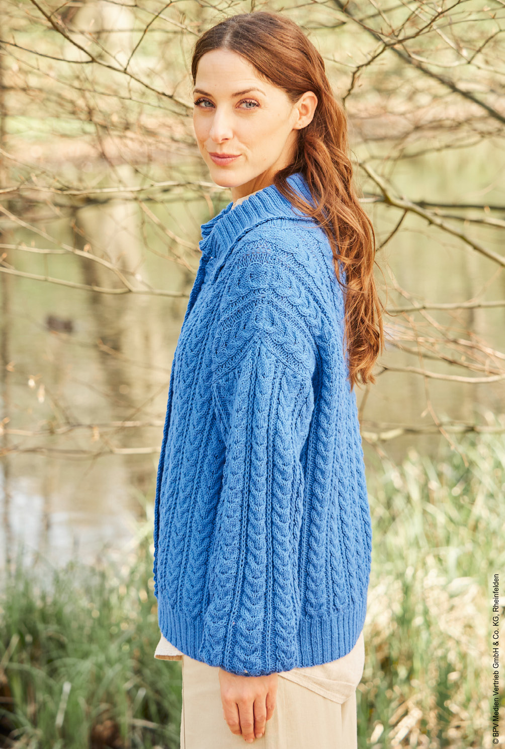 Strickset - Kurzgeschnittene Jacke mit plakativen Zöpfen Gr. 38/40