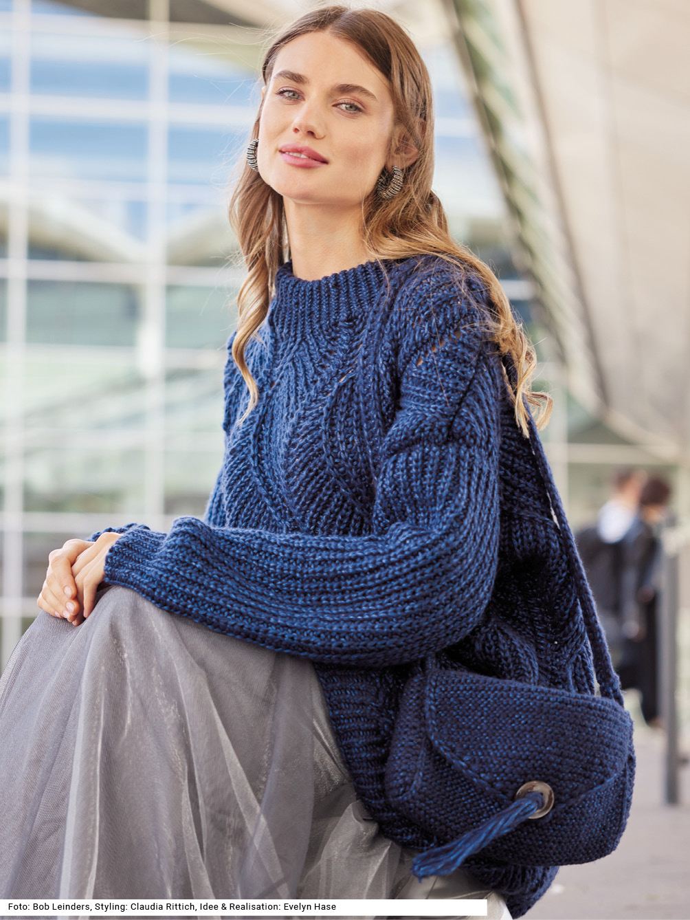 Modellansicht Bild 1: Pulli und Tasche mit Patentmuster in Dunkelblau