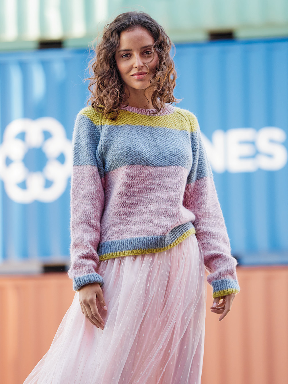 Modellansicht Bild 1: Pulli mit breiten Streifen in Graugrün, Grüngelb und Altrosa