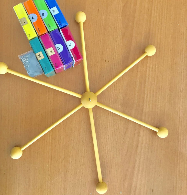 Farbenfrohe Fäden in lebhaften Farben; sechsarmiges gelbes DIY-Schema mit geometrischem Design.