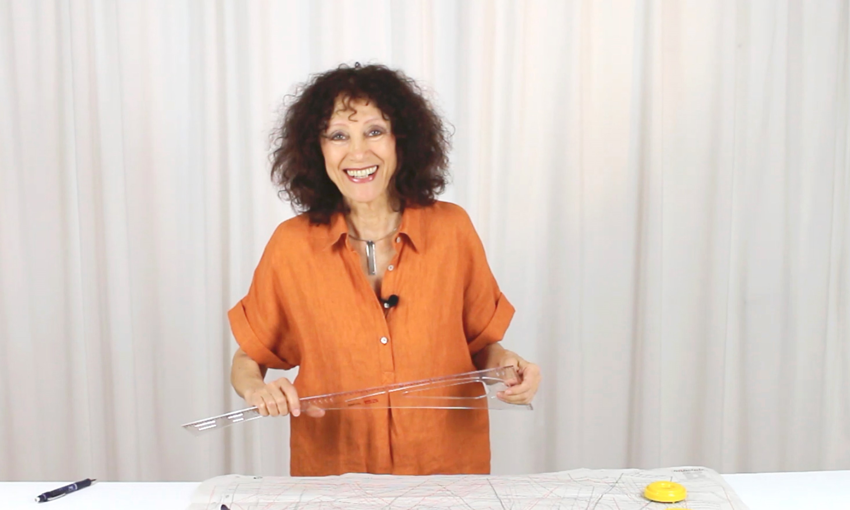 Modische, lockere Leinenbluse in kräftigem Orange, lässiger Schnitt, perfekte Wahl für Handarbeit und DIY-Mode.