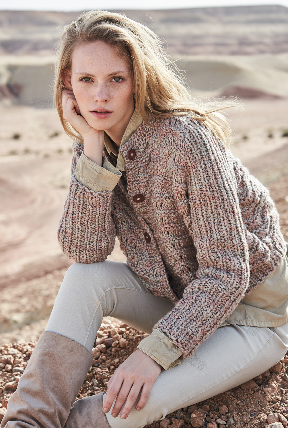Modellansicht Bild 4: Kastige Jacke im Wellenmuster