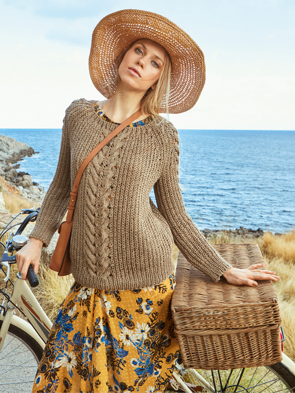 Modellansicht Bild 1: Lässiger Raglanpulli mit Zopf und Patentrippen