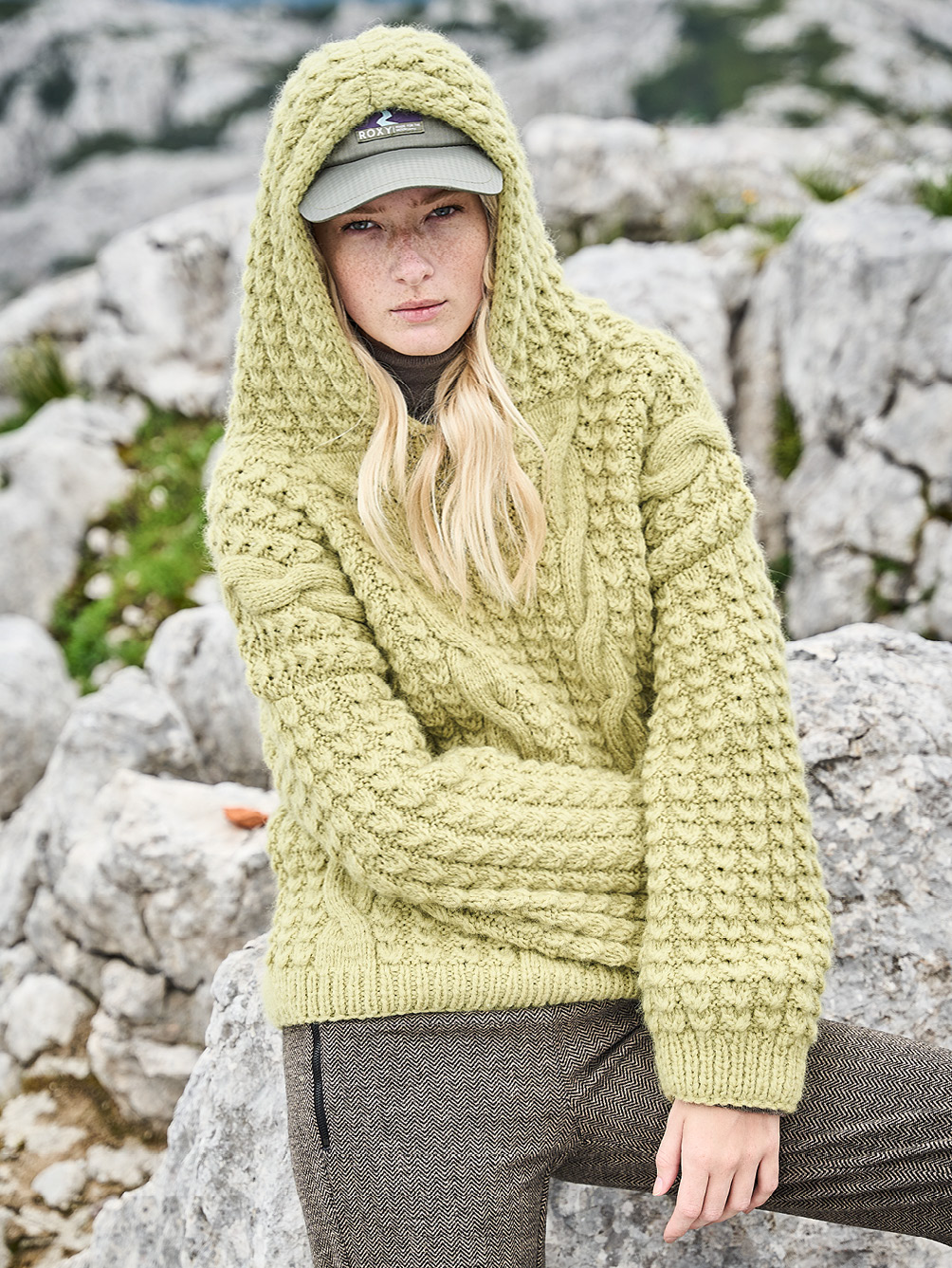 Modellansicht Bild 1: Hellgrüner Kapuzenpulli