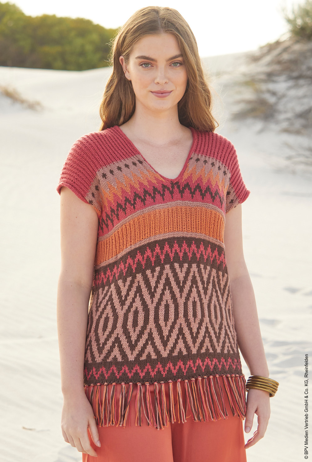 Modellansicht Bild 2: Tunika mit Jacquardmuster und Fransen in Rot, Braun, Rosa und Orange