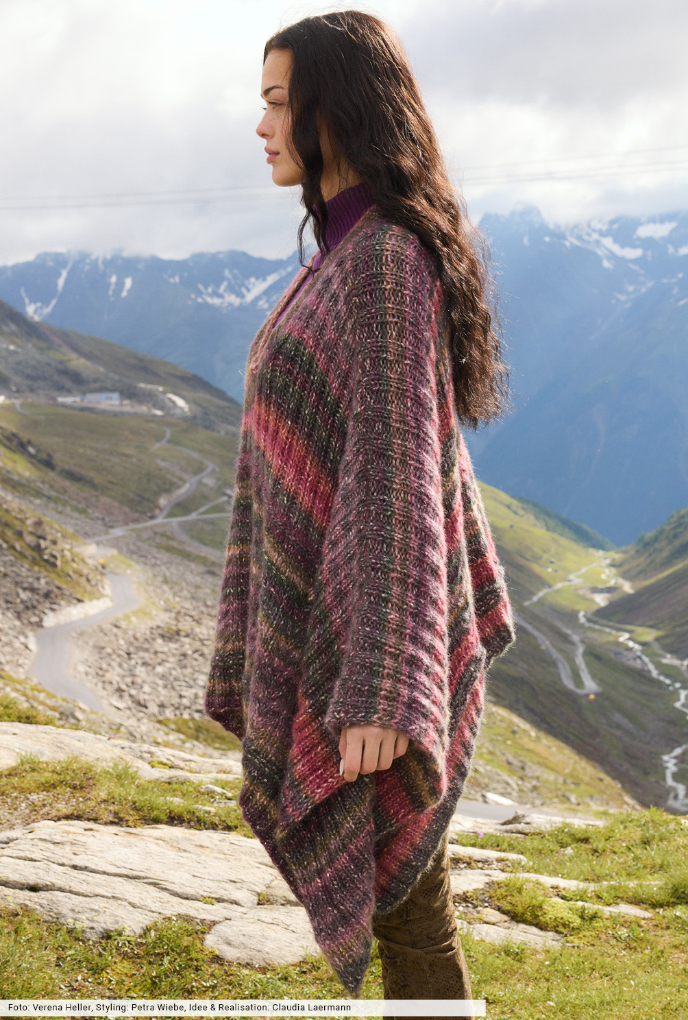 Modellansicht Bild 4: Poncho im Farbverlauf mit V-Ausschnitt