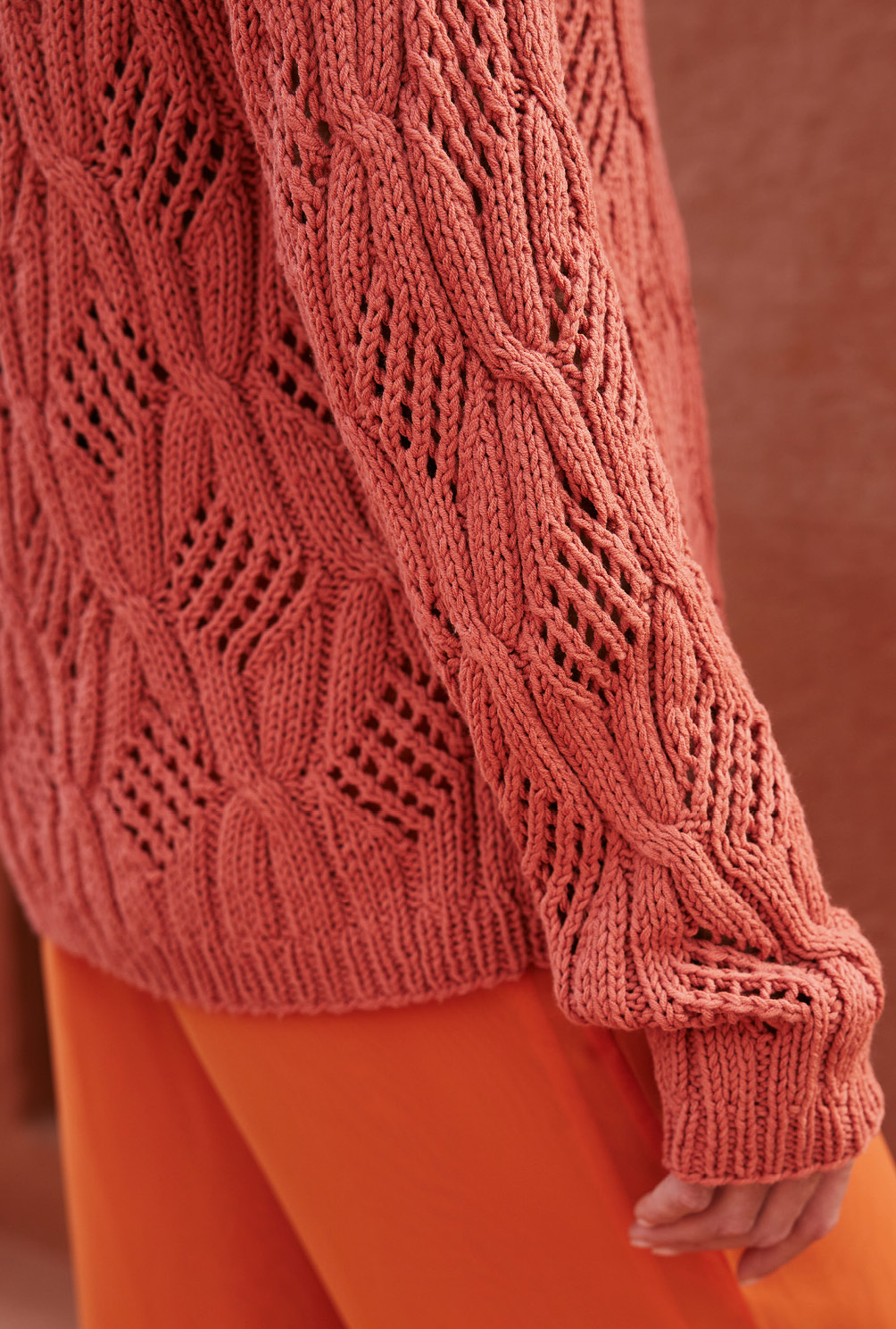Modellansicht Bild 7: Pulli im Zopf-Ajourmuster